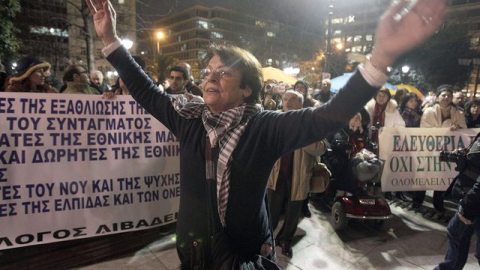 Miles de anifestantes griegos protestan en la Plaza Sintagma ayer, en Atenas, Grecia.