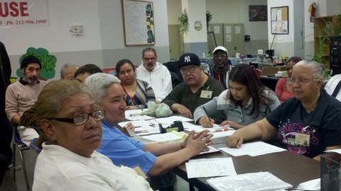 Miembros de Casita Unida Clubhouse durante una reunión de grupo que se realiza cada mañana, antes de almorzar juntos como familia.