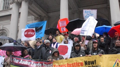 Activistas y afectados respaldaron una medida del concejal afroamericano Jummaane Williams que pretende proteger a grupos minoritarios que son objeto de 'detenciones y requisas' por la Policía de Nueva York.