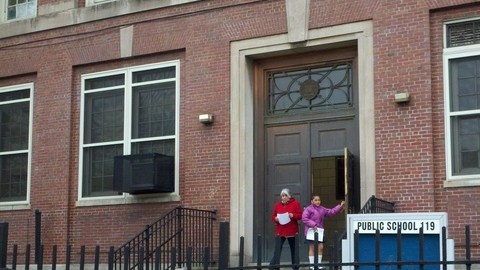 Vista de la P.S. 119 en El Bronx, donde padres se manifestaron ayer.