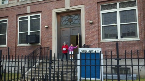 Vista de la P.S. 119 en El Bronx, donde padres se manifestaron ayer.