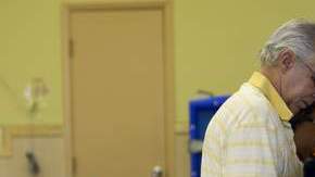 Un hombre vota en una de las primarias