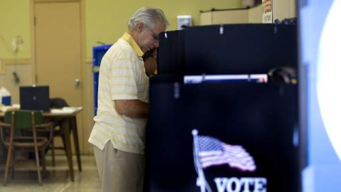 Un hombre vota en una de las primarias