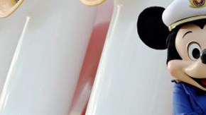 Capitán Mickey y Primera azafata Minnie junto al crucero Disney Fantasy.