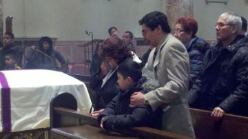 El matrimonio Jenny Cornejo y Jorge Caballero, junto a su hijo  Renzo, de 8 años, despidieron ayer a su hijo mayor Jhordan.
