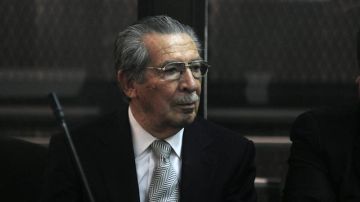 El general (r) golpista José Efraín Ríos Montt asiste a una audiencia en los tribunales de Ciudad de Guatemala.