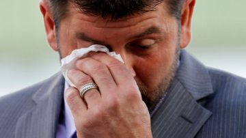 Jason Varitek se seca una lágrima en la conferencia de prensa.