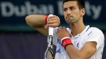 Con gesto contrariado, Novak Djokovic se acomoda una manga de la camisa en el partido de ayer frente al británico Andy Murray, quien se impuso 6-2, 7-5.