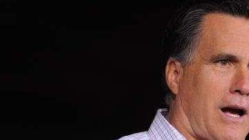 El exgobernador de Massachusetts Mitt Romney habla a sus seguidores en una reunión en la alcaldía de Dayton, Ohio.