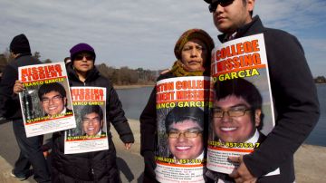 Luzmila García, (centro) madre del estudiante Franco García, acompañada de varios familiares muestran los carteles con la foto del joven desaparecido.