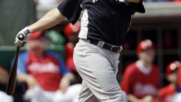 Raúl Ibáñez, de los Yankees, observa la trayectoria de la pelota tras conectar un doble impulsor contra los Phillies, su ex equipo, en el primer inning del juego de pretemporada disputado ayer sábado en Clearwater, Florida.