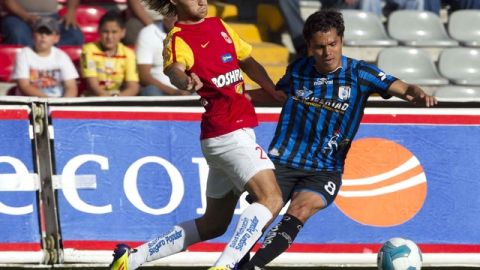 Gerardo Lugo (izq.) pelea el balón con Israel Martínez, del Querétaro, en el juego de ayer en el La Corregidora.
