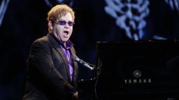 Elton John inició su gira mundial en México y pidió a a los asistentes que vistieran de blanco para  compartir un esperanzador mensaje de paz