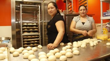 Las ecuatorianas María y Fanny Muñoz trabajan en la panadería "Pan Caliente" cuya especialidad son las empanadas de quesillo y los mestizos ecuatorianos.