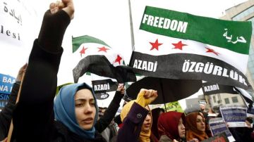 Manifestantes gritan consignas durante una protesta contra el Gobierno sirio de Bachar.