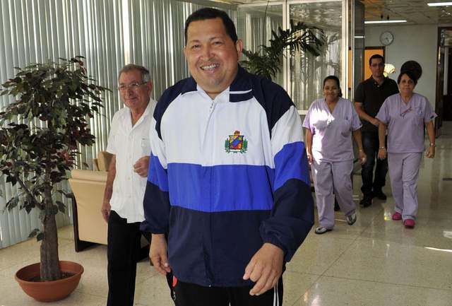 El presidente Hugo Chávez realiza un recorrido por los pasillos del hospital en La Habana donde se recupera de una cirugía.