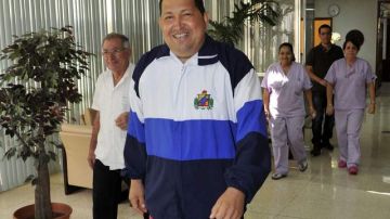 El presidente Hugo Chávez realiza un recorrido por los pasillos del hospital en La Habana donde se recupera de una cirugía.