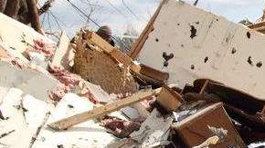 Residentes de varios estados salían a primera hora en busca de sus pertenencias entre los escombros.