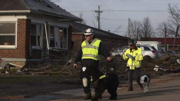 Equipos de rescate recorren la localidad de Henryville, en el estado de Indiana, arrasada por un tornado.