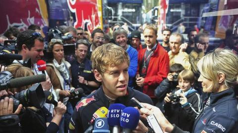 Sebastian Vettel declara a los medios las complicaciones del día.