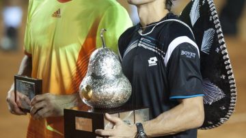 Los españoles David Ferrer (d) y Fernando Verdasco, posan con sus respectivos trofeos del tenis mexicano.