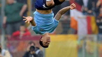 Anderson Carvalho Hernanes, del Lazio,  celebra con una espectacular voltereta su gol ante  Roma,  que cayó 2-1 en el derby romano.
