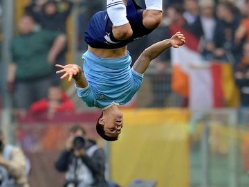 Anderson Carvalho Hernanes, del Lazio,  celebra con una espectacular voltereta su gol ante  Roma,  que cayó 2-1 en el derby romano.