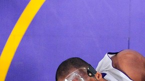 Kobe Bryant, utilizando de nuevo un protector para la nariz, intenta una canasta ante Joel Anthony.