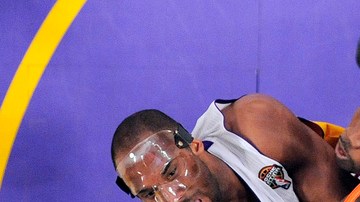 Kobe Bryant, utilizando de nuevo un protector para la nariz, intenta una canasta ante Joel Anthony.