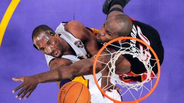 Kobe Bryant, utilizando de nuevo un protector para la nariz, intenta una canasta ante Joel Anthony.