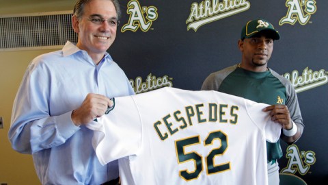 Acompañado del gerente general de Oakland, Billy Bean, Céspedes recibe la camiseta que defenderá por los próximos cuatro años.