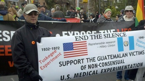 Activistas portando la pancarta en apoyo de las víctimas guatemaltecas durante el desfile de San Patricio realizado ayer en Queens, donde buscaron el respaldo de los políticos y de la comunidad neoyorquina en general.