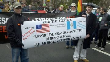 Activistas portando la pancarta en apoyo de las víctimas guatemaltecas durante el desfile de San Patricio realizado ayer en Queens, donde buscaron el respaldo de los políticos y de la comunidad neoyorquina en general.