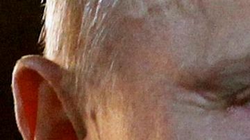 El líder ruso, Vladímir Putin, deja correr lágrimas al declarar su victoria en las elecciones presidenciales, durante un masivo acto en Moscú.