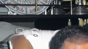 El legendario boxeador Muhammad Alí sonríe al lado de su hija Maryum, activista del 'Team Parkinson'.