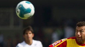 Miguel Sabah (der.) es la principal variante ofensiva con la que cuenta el Morelia.