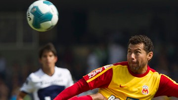 Miguel Sabah (der.) es la principal variante ofensiva con la que cuenta el Morelia.