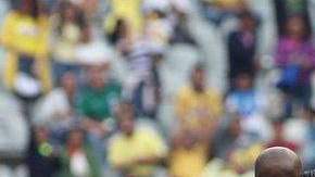 Jugadores del América celebran después de anotar un gol en el triunfo sobre Jaguares 2-0.