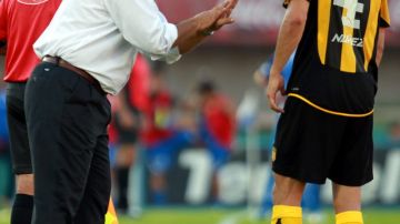 El nuevo técnico de Peñarol,  Jorge Da Silva,  da instrucciones al jugador Alejandro González (der.) durante el partido ante Cerro Largo el sábado.