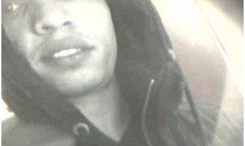 La Policía suministró imágenes del hombre que quieren interrogar y que fueron tomadas por la cámara de un cajero automático de un banco.