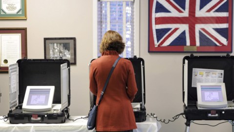 Una electora vota en el ayuntamiento de Avondale Estates, Georgia, durante la jornada conocida como el "supermartes".