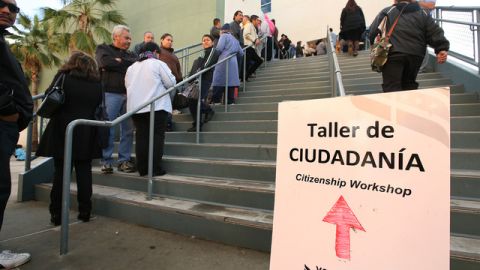 La medida, que está muy lejos de ser aprobada, no afectaría a ciudadanos naturalizados.