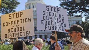 Manifestantes apoyan a estudiantes de la Universidad de California y de escuelas secundarias del estado.
