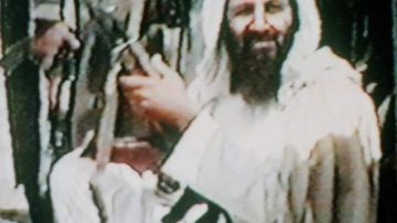 Osama bin Laden sostiene un rifle  AK47 en la foto de junio de 2001 en Kuwait.