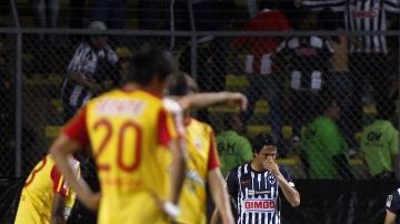 Humberto ‘Chupete' Suazo (al fondo, derecha) fue anoche el verdugo del equipo michoacano, al que dejó moribundo en la Concachampions.