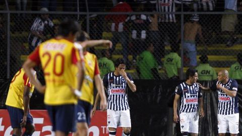 Humberto ‘Chupete' Suazo (al fondo, derecha) fue anoche el verdugo del equipo michoacano, al que dejó moribundo en la Concachampions.