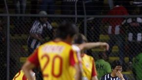 Humberto ‘Chupete' Suazo (al fondo, derecha) fue anoche el verdugo del equipo michoacano, al que dejó moribundo en la Concachampions.