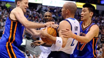 Jeremy Lin (der.) y Steve Novak (izq.) de los New York Knicks intentan despojar del balón a Jason Kidd (centro) de los Dallas Mavericks.
