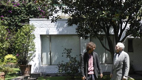Gabriel García Márquez (d), posa junto a su nieto Mateo (i), en su casa del barrio de San Ángel en Ciudad de México.