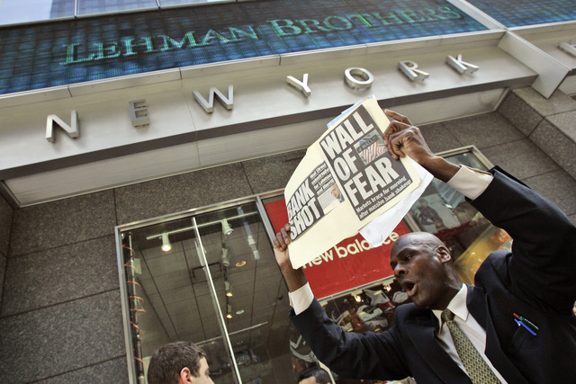 Foto de archivo del 15 de septiembre  de 2008, de una demostración afuera de los cuarteles generales de Lehman Brother en Nueva York.